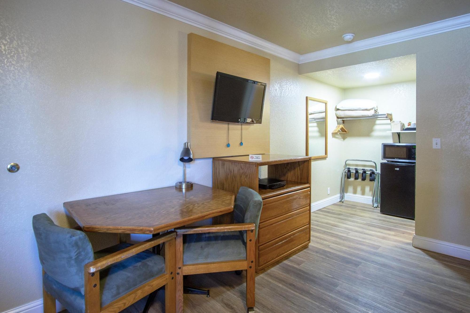 Charm Motel & Suites Burney 外观 照片