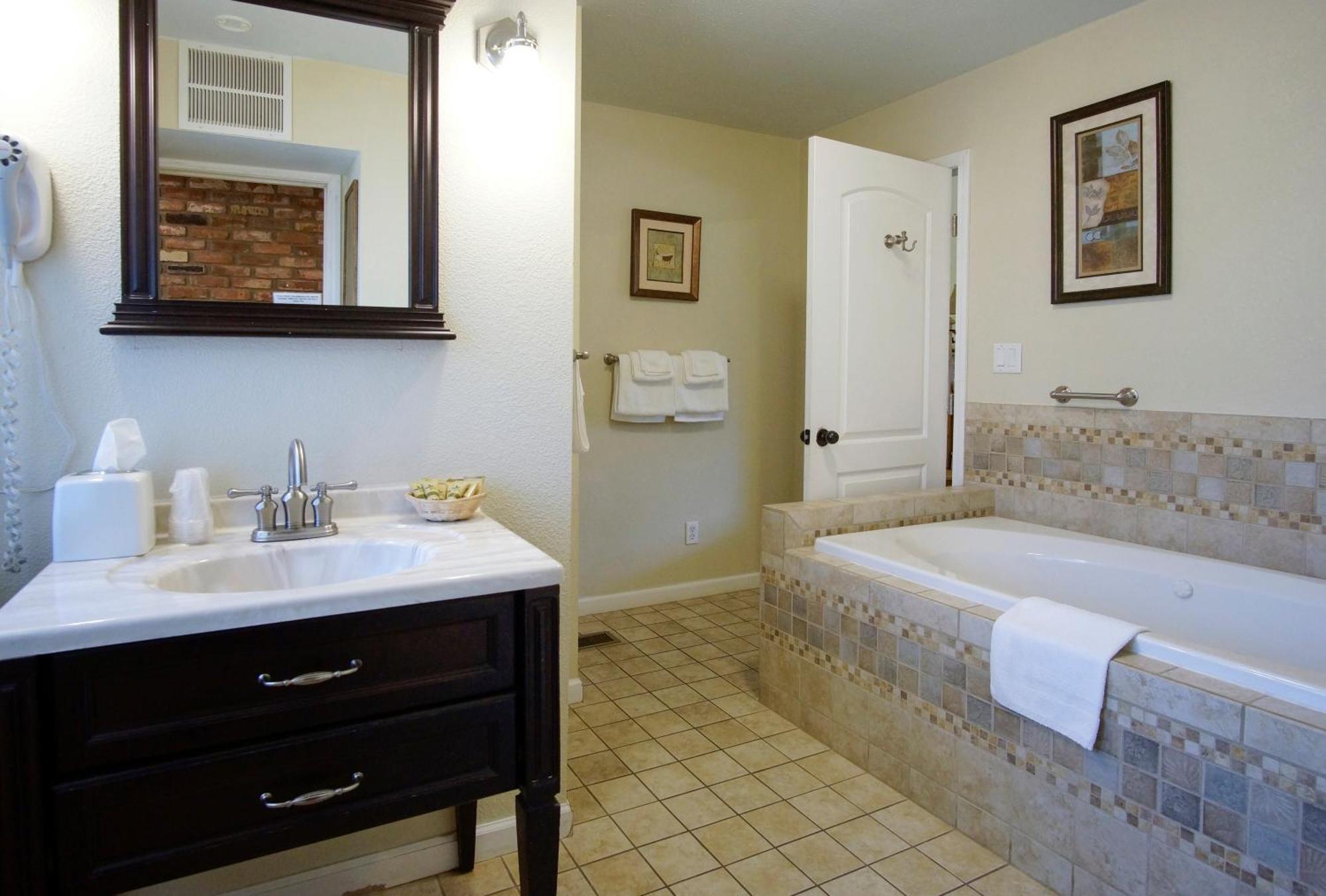Charm Motel & Suites Burney 外观 照片