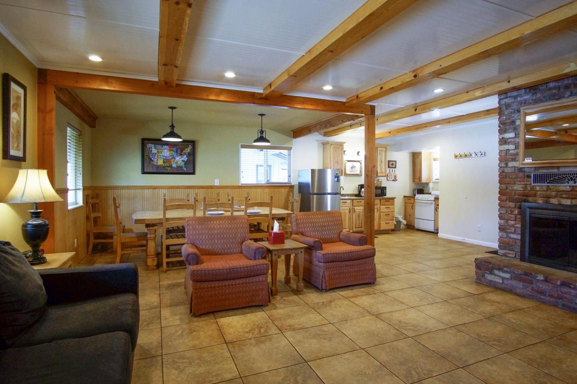 Charm Motel & Suites Burney 外观 照片