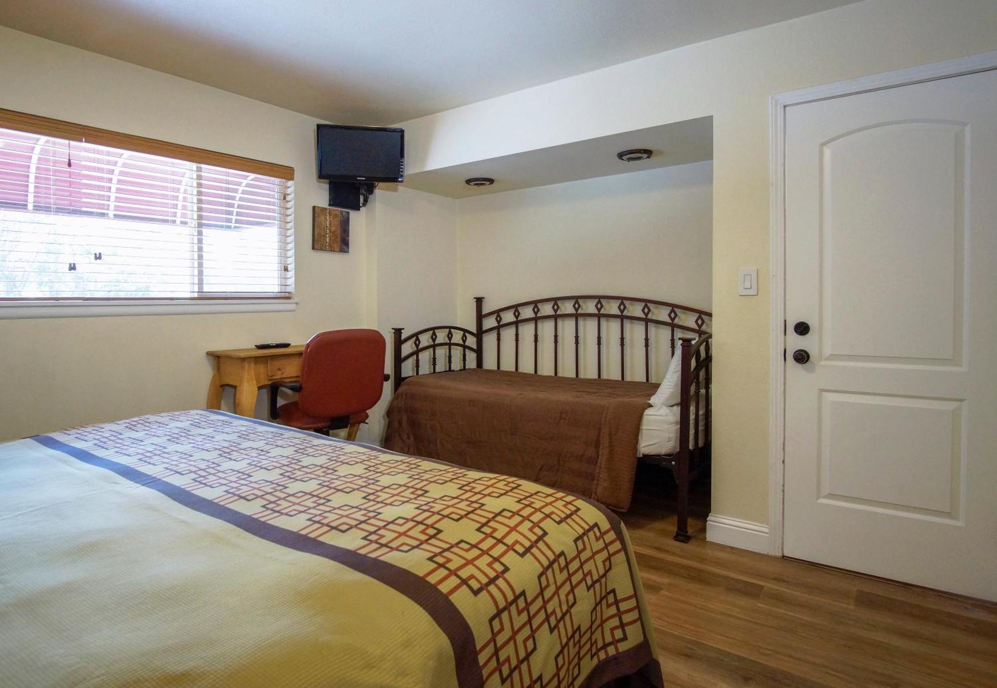 Charm Motel & Suites Burney 外观 照片