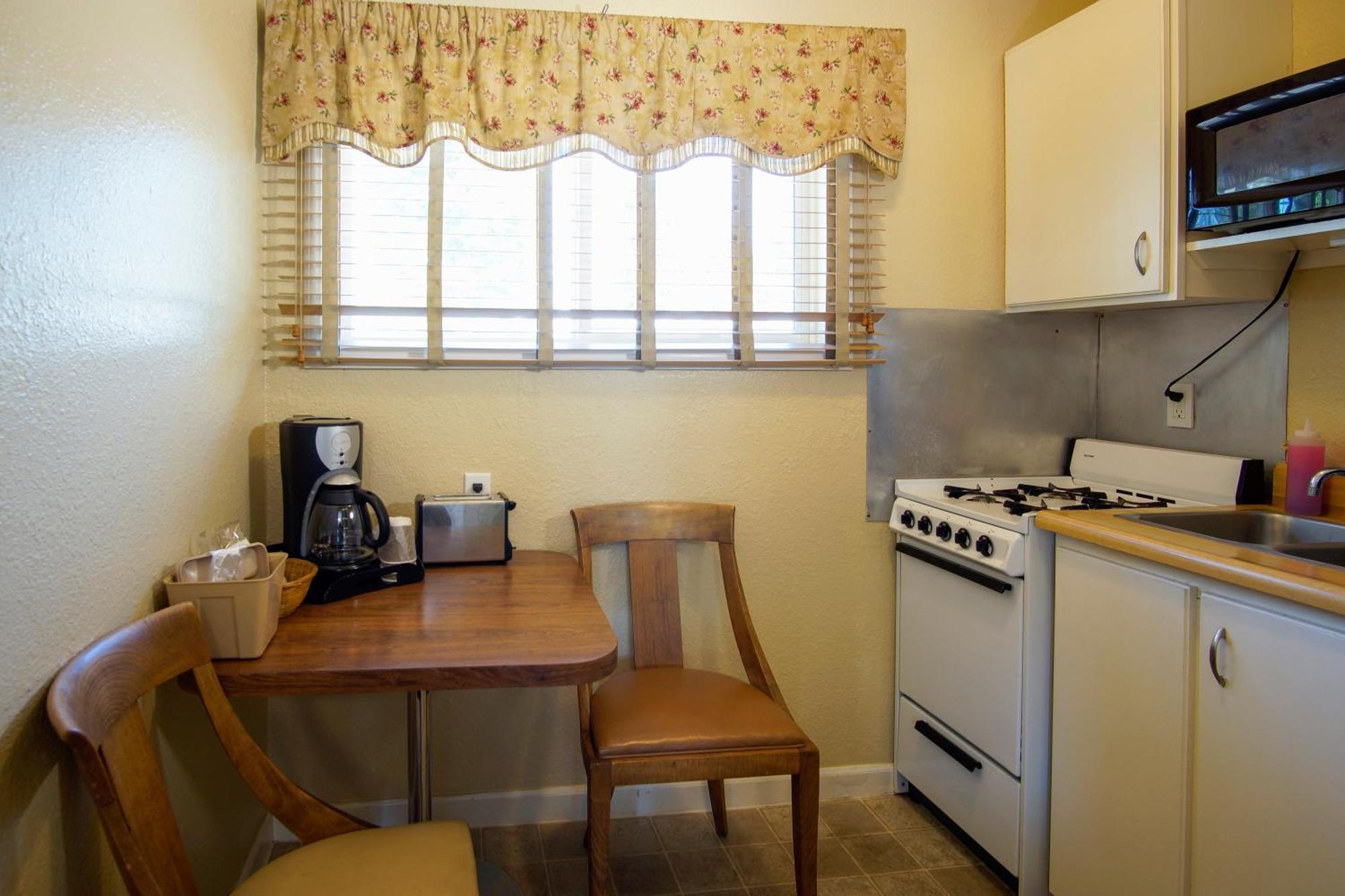 Charm Motel & Suites Burney 外观 照片