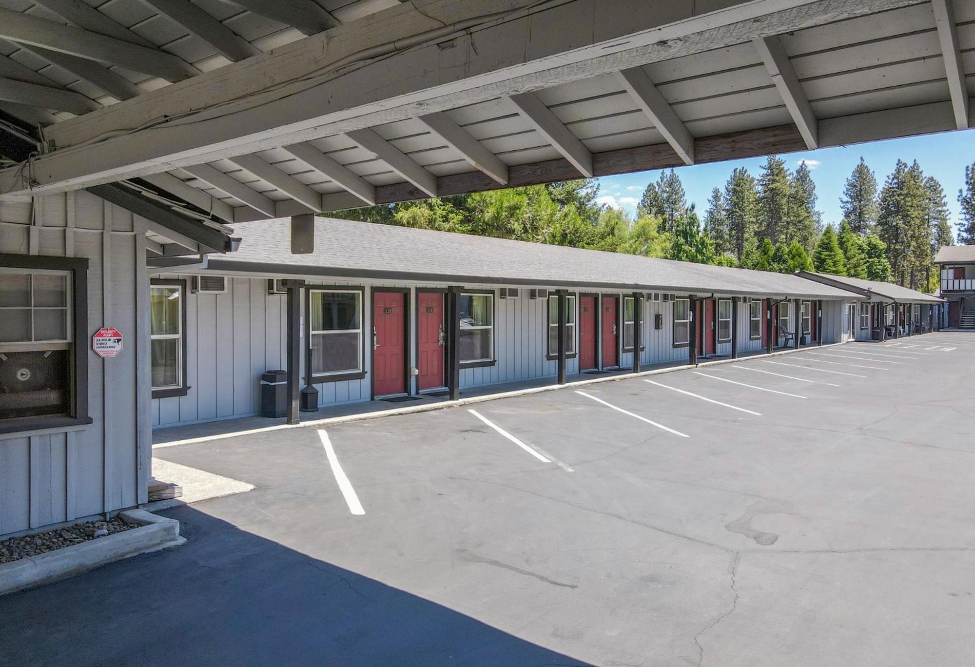 Charm Motel & Suites Burney 外观 照片