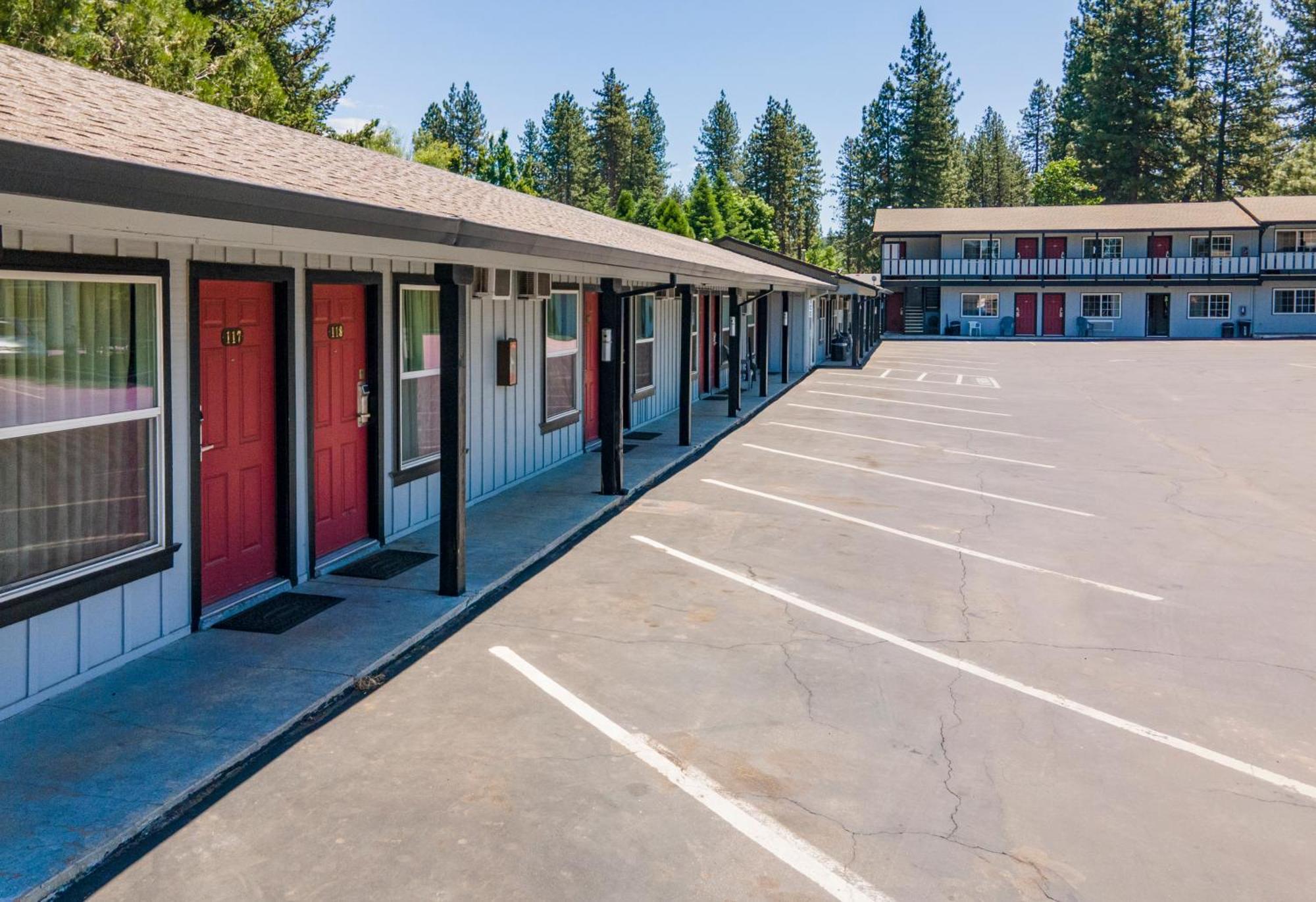 Charm Motel & Suites Burney 外观 照片