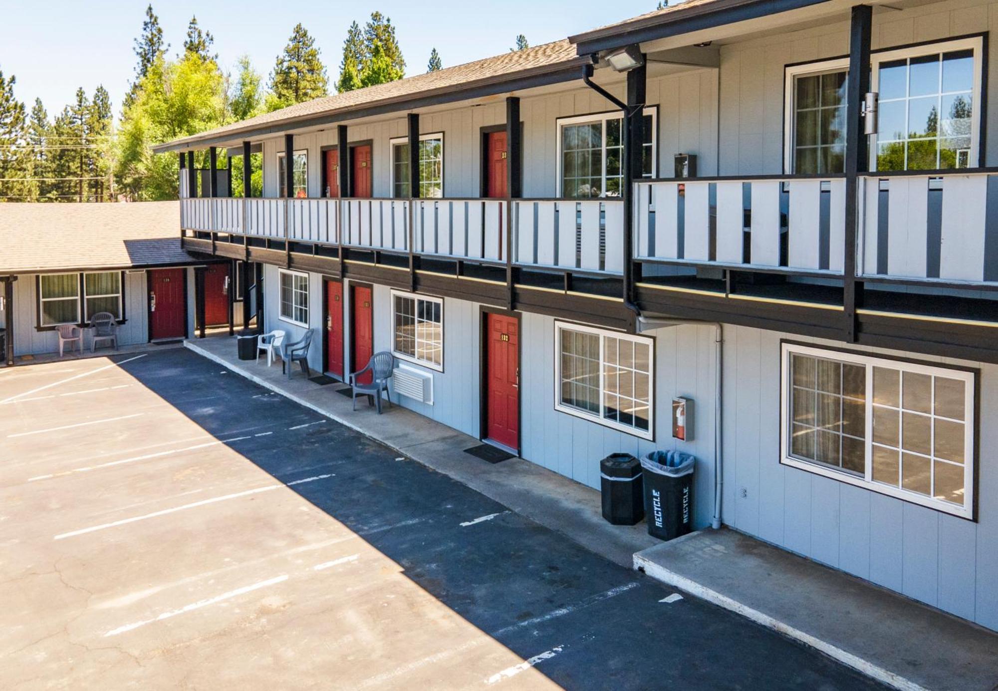 Charm Motel & Suites Burney 外观 照片