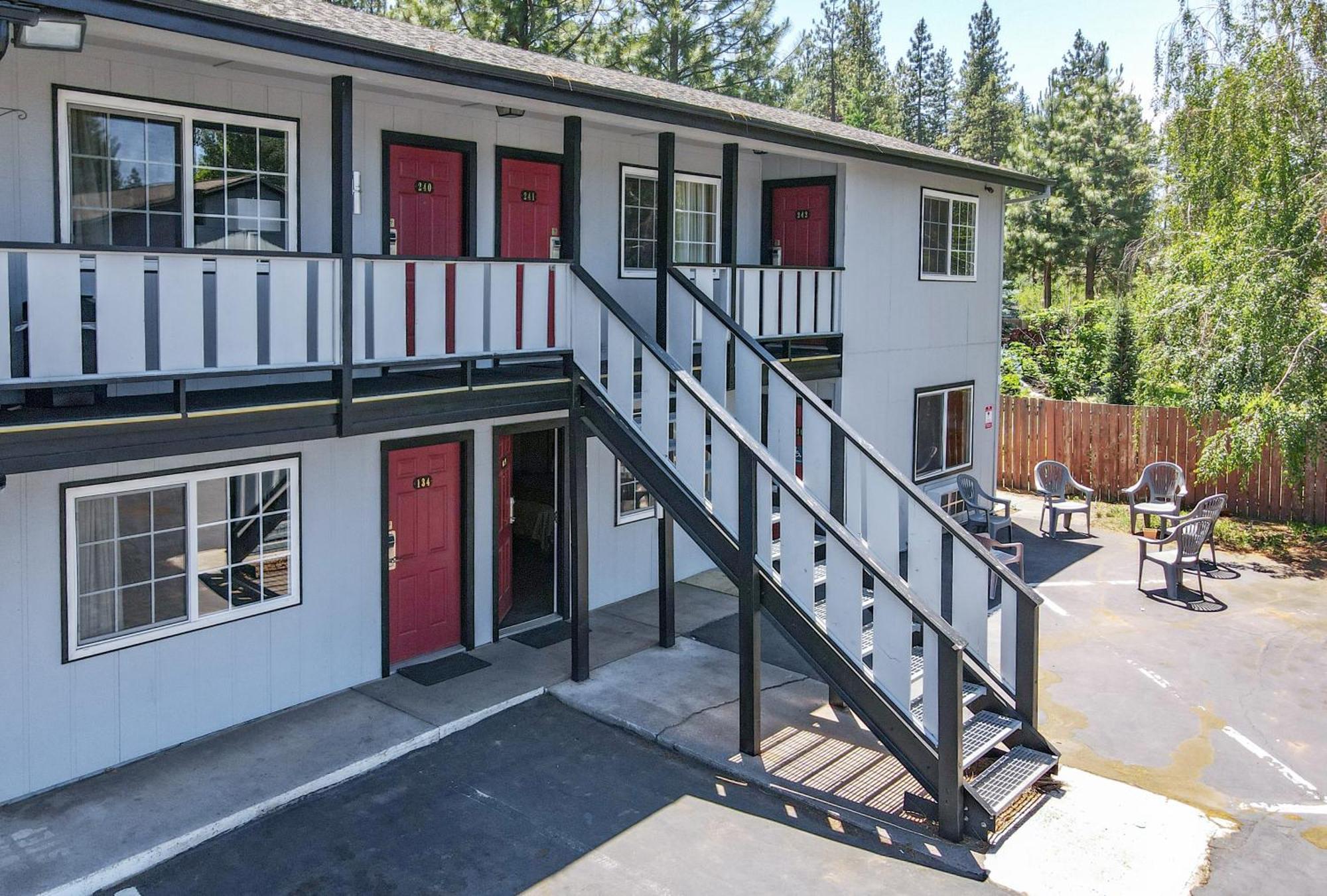 Charm Motel & Suites Burney 外观 照片