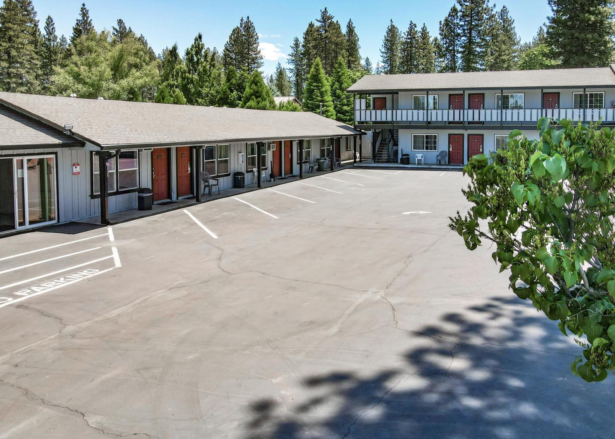 Charm Motel & Suites Burney 外观 照片