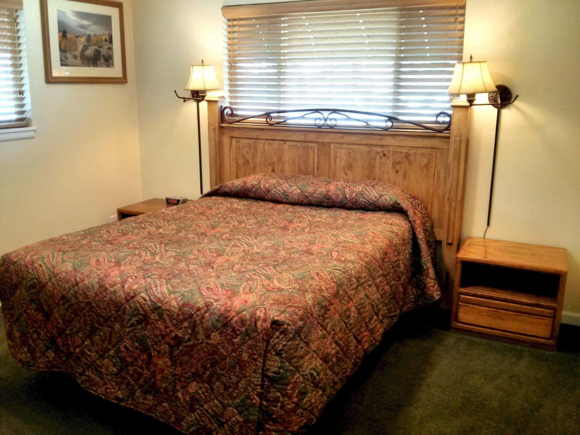 Charm Motel & Suites Burney 外观 照片