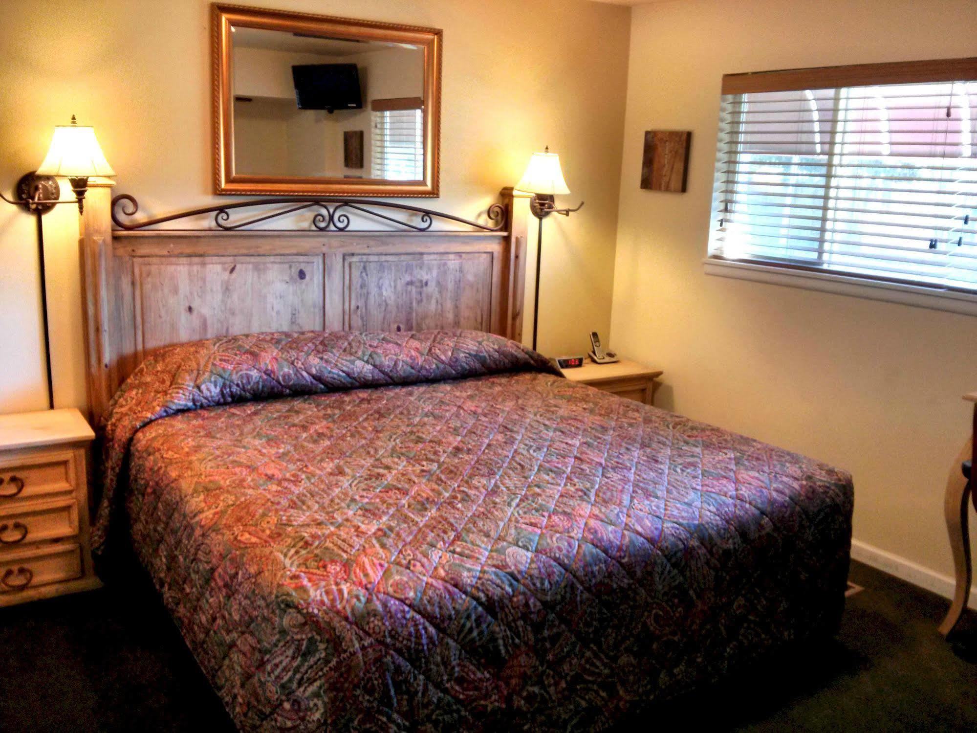 Charm Motel & Suites Burney 外观 照片