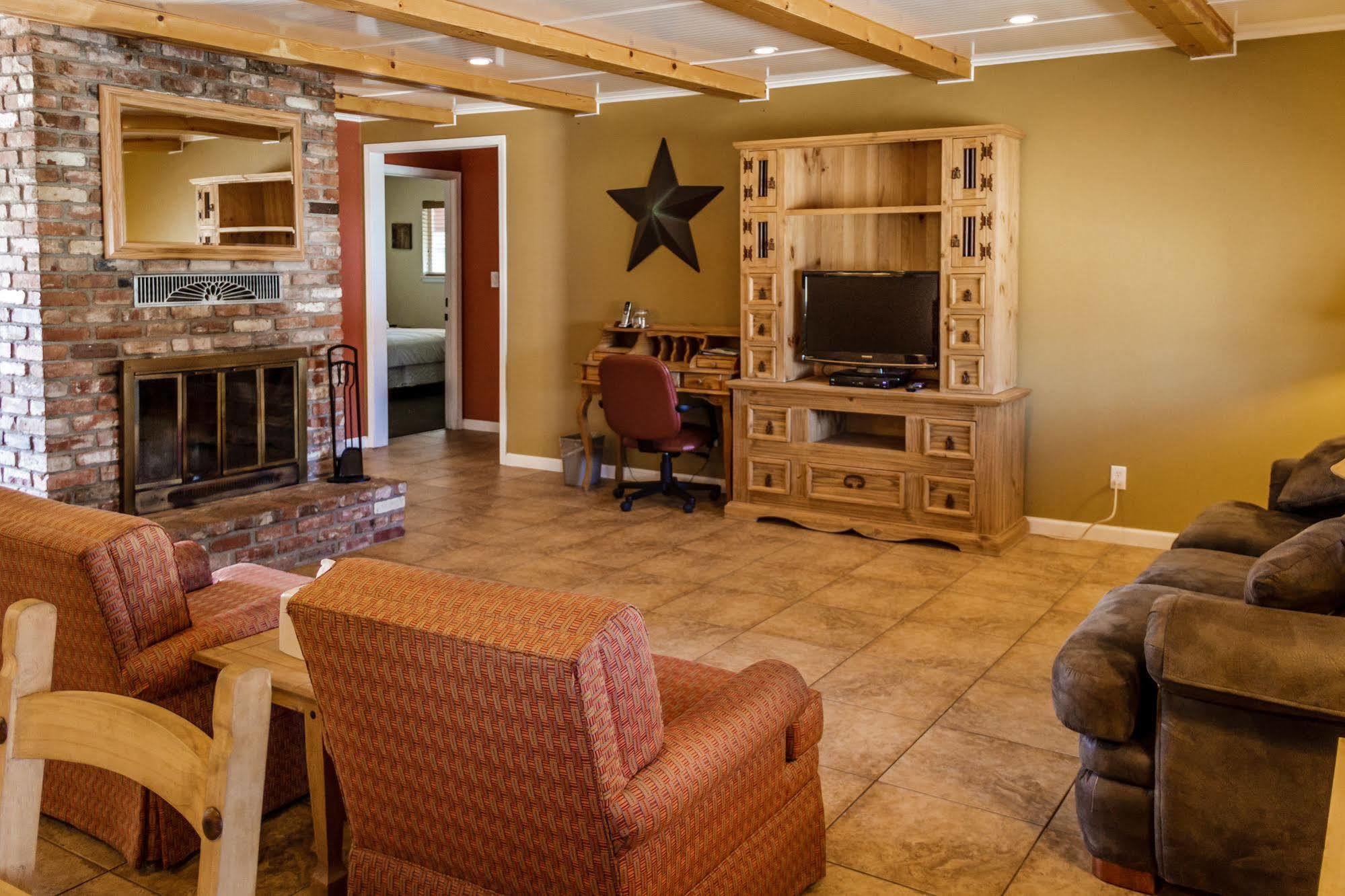 Charm Motel & Suites Burney 外观 照片