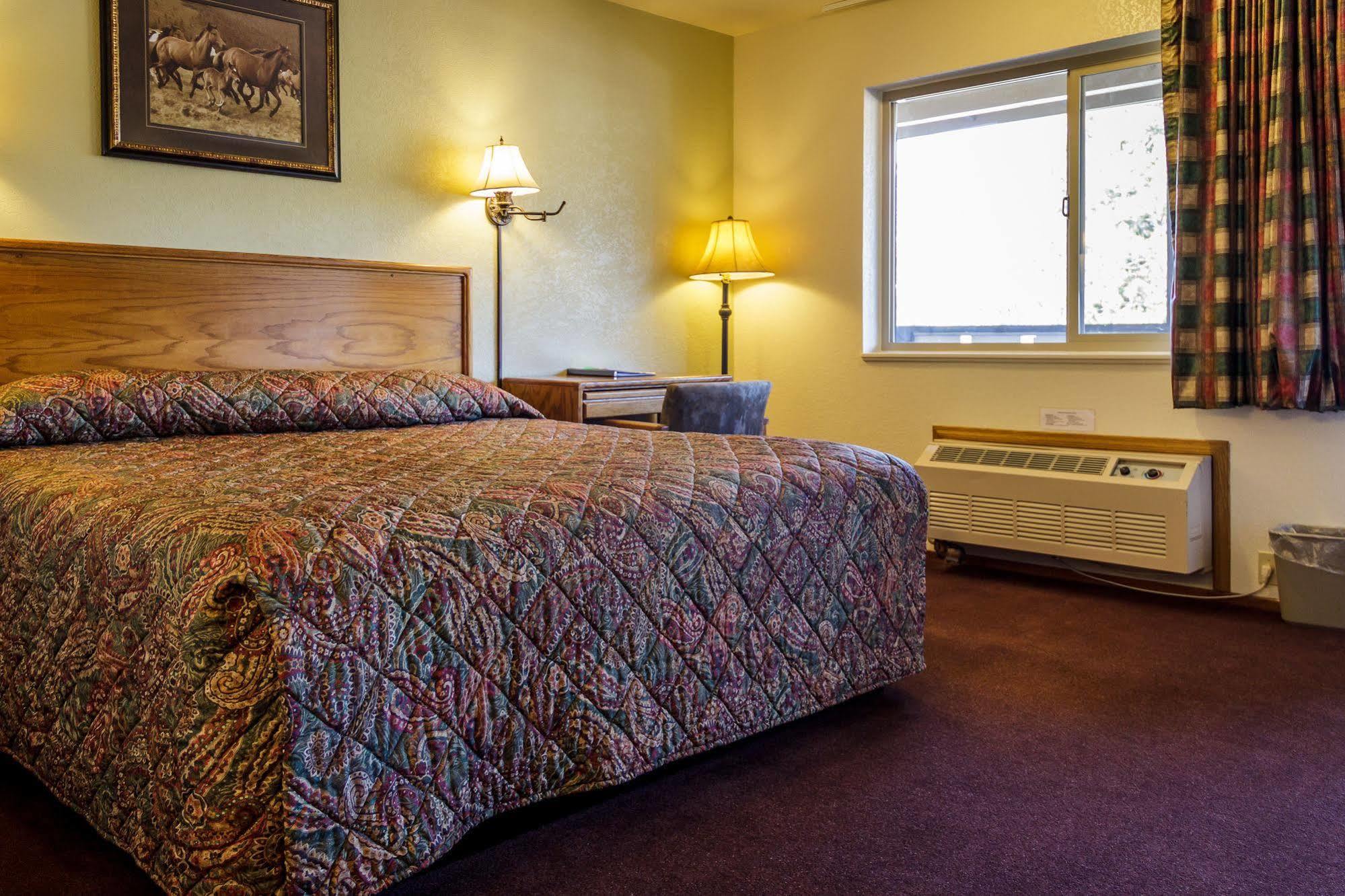 Charm Motel & Suites Burney 外观 照片